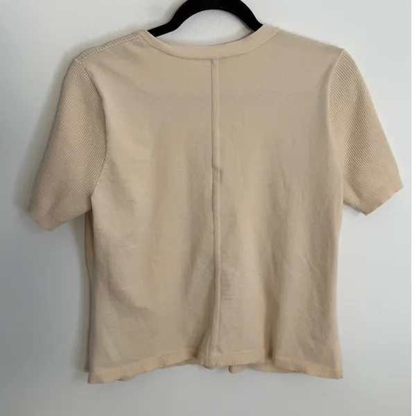 Cabi Vneck short sleeve cream sweater size medium - Image 4
