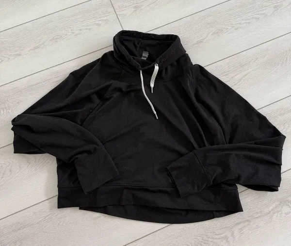 Vuori Halo Cropped Funnel Neck Pullover Black - Image 3