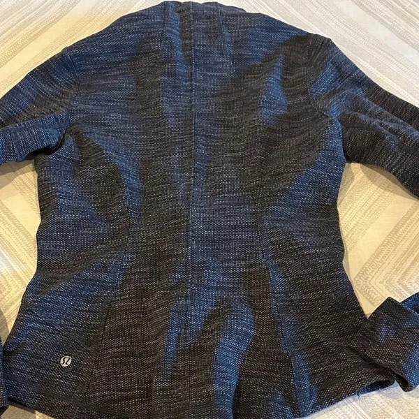 Lululemon Women’s Black and Gray Zip-Up Jacket/Sweatshirt - Size 6 - Image 6