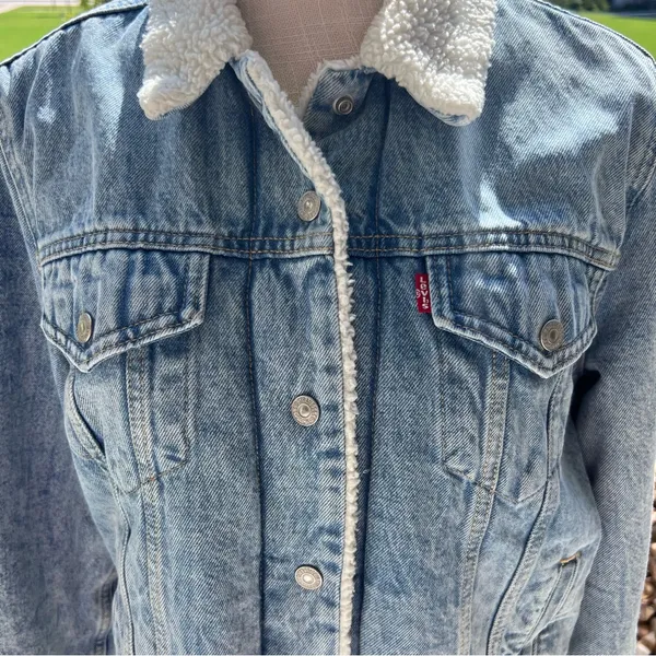 Levi's Light Blue Denim Jacket with White Sherpa Collar - Image 2