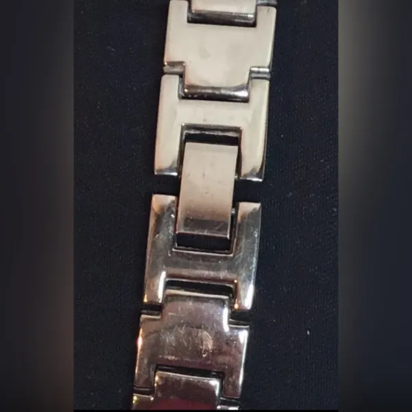 Gucci Vintage Womens Watch With black Face And Stainless Steel Band - Image 6
