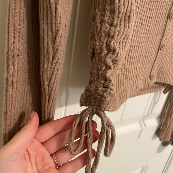 EUC Hollister women’s tan knit baby tee v-neck ruched crop long sleeve‎ top - Image 3