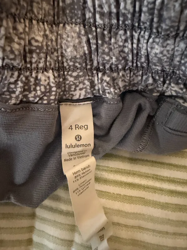 Lululemon Shorts Hotty Hot - Image 4