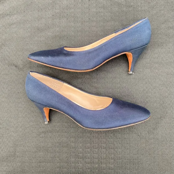 💙 Vintage 1950s or 60s Saks Fifth Avenue Fenton Last Size 7 Navy Blue Kitten Heels Pumps 💙 - Image 12