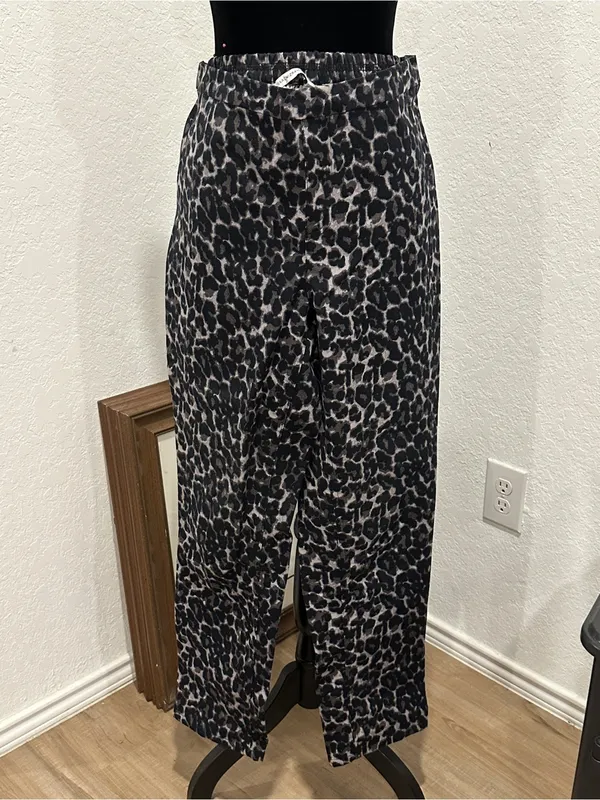 Isaac Mizrahi Leopard-Print Wide Leg Pants in Black & Gray - Image 3