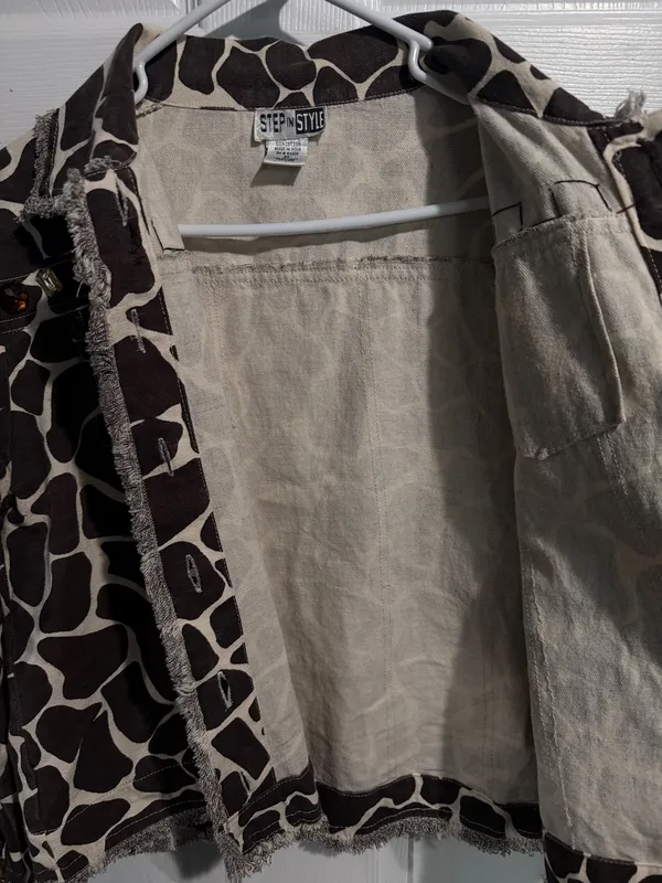 Step n Style Women’s Brown & Cream Giraffe-Print Jeweled Jean Jacket. Size M - Image 5