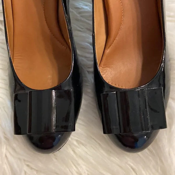 Clarks Artisan Shoes size 8.5 patend leather with bow color black - Image 3