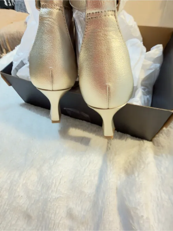 Naturalizer Khloe Champagne Metallic Size 5- New in Box - Image 10