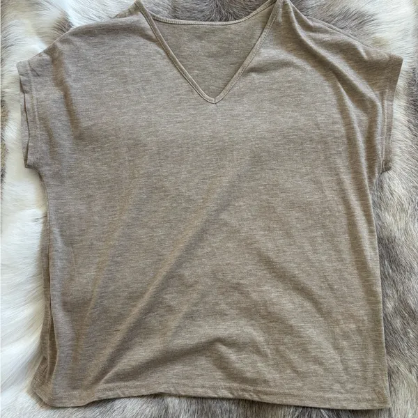 Casual V - Image 4