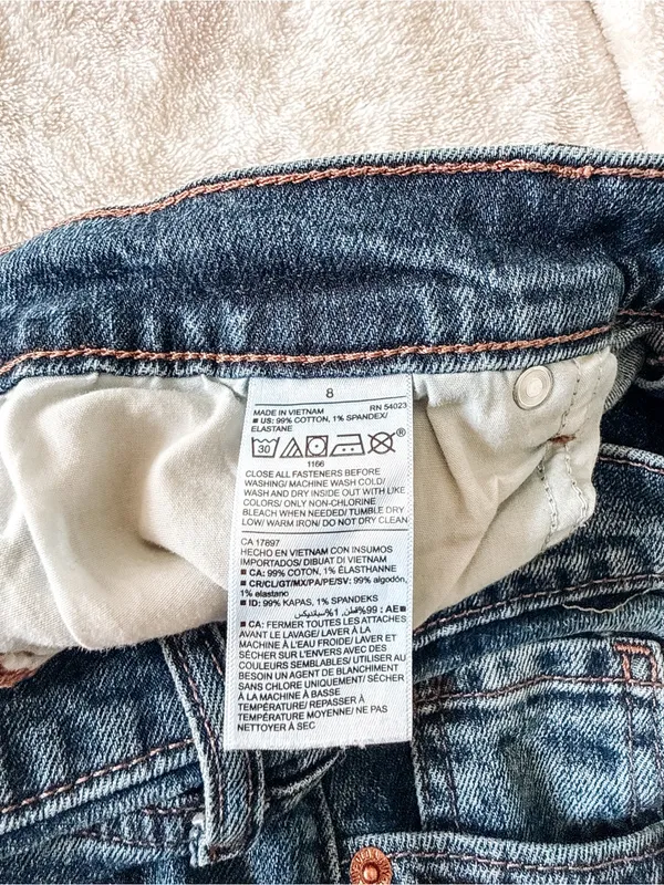 Old Navy Mid Rise Boyfriend Jeans Size 8 Medium Wash Raw Hem Cropped - Image 6