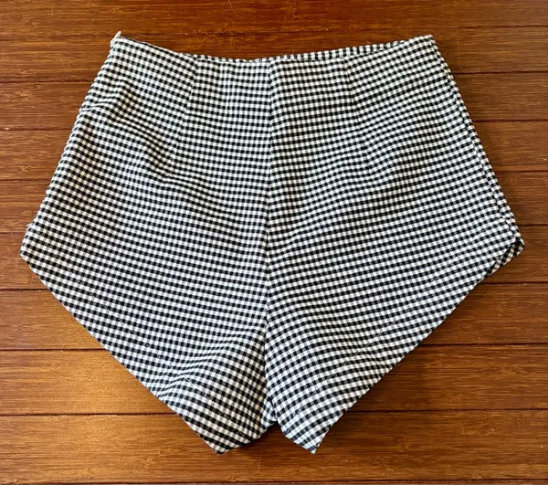 Urban Outfitters Gingham High-Waisted Pinup Short sz 0 Side Zip Black and White - Image 4