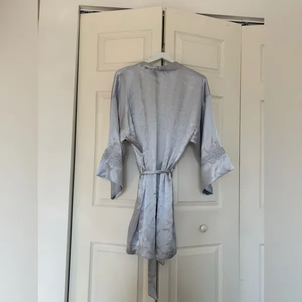 In Bloom by Jonquil Reine Lace Trim Satin Robe Silver Gray Size Medium Large - Image 8