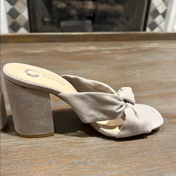 Journee Collection Tabithea Grey Block Heel Sandals Square Toe‎ Size 9 NIB - Image 5