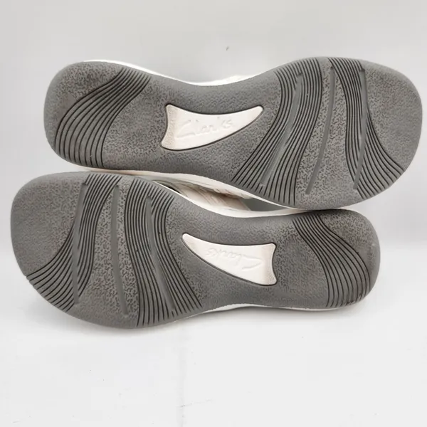 Clarks Sandals Womens 7 White Arla Glison Cloudsteppers Flower Thong Casual - Image 9
