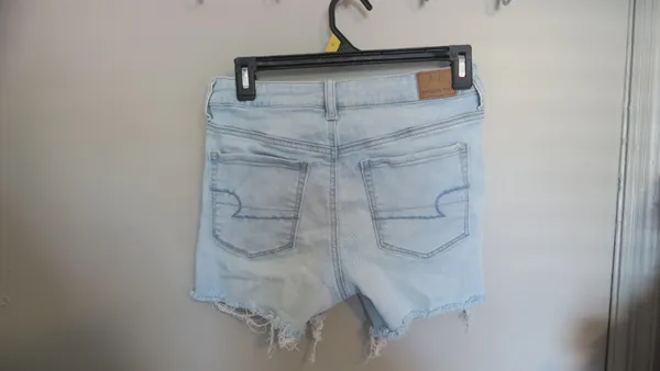 American Eagle Outfitters next level stretch hi-rise shortie jeans in light wash blue size 6. - Image 5