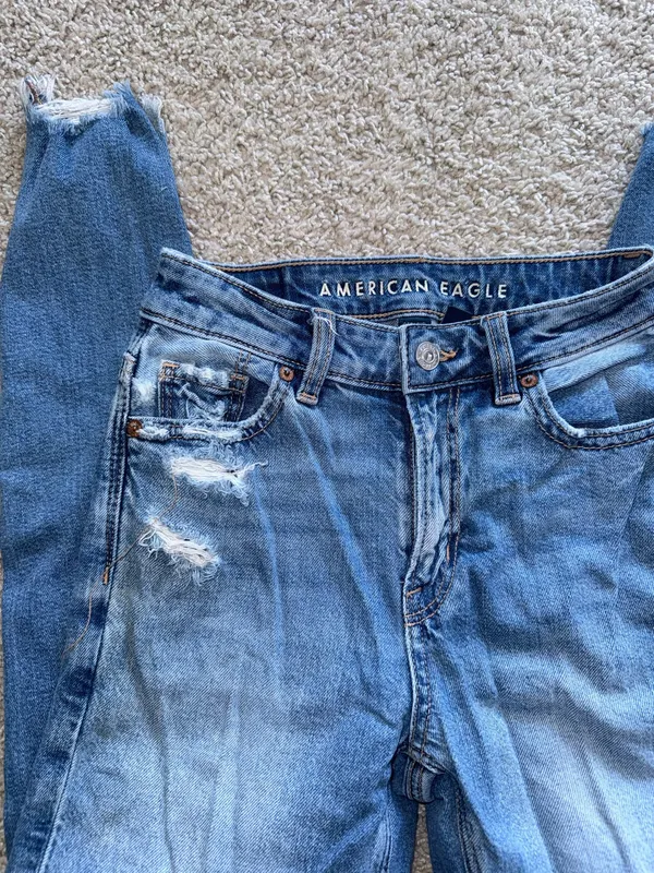 Frayed American Eagle Mom Jeans - Image 3
