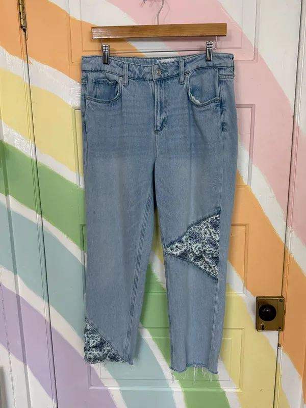 PAIGE Noella Light Blue Patchwork Cropped Raw Hem Jeans Sz 29 🧡🍄 - Image 4