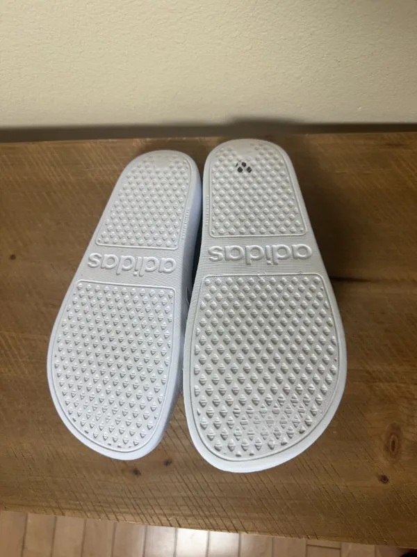 Adidas Adilette Aqua Slides in Cloud White and Platinum Metallic Size 7 - Image 4