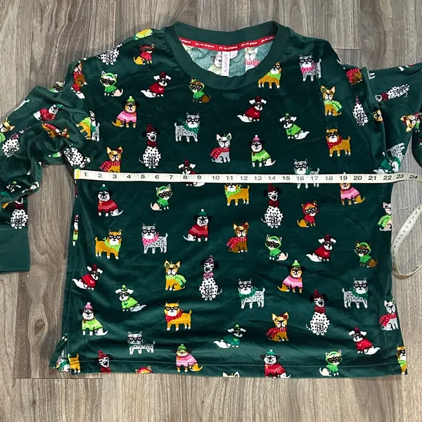 Festive Green Pajama Set for Women - Image 7