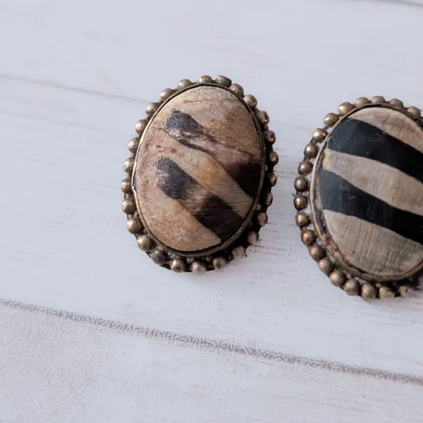Vintage Clip On Earrings Patterned Oval - Image 4
