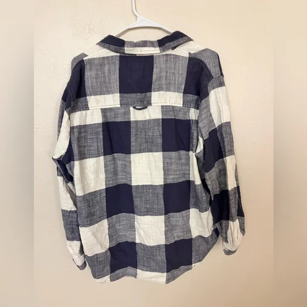 Woman’s American Eagle blue and white checkered flannel size medium - Image 5