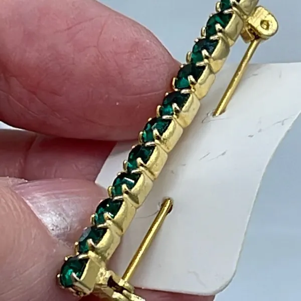 Vintage green cut glass bar brooch. - Image 4