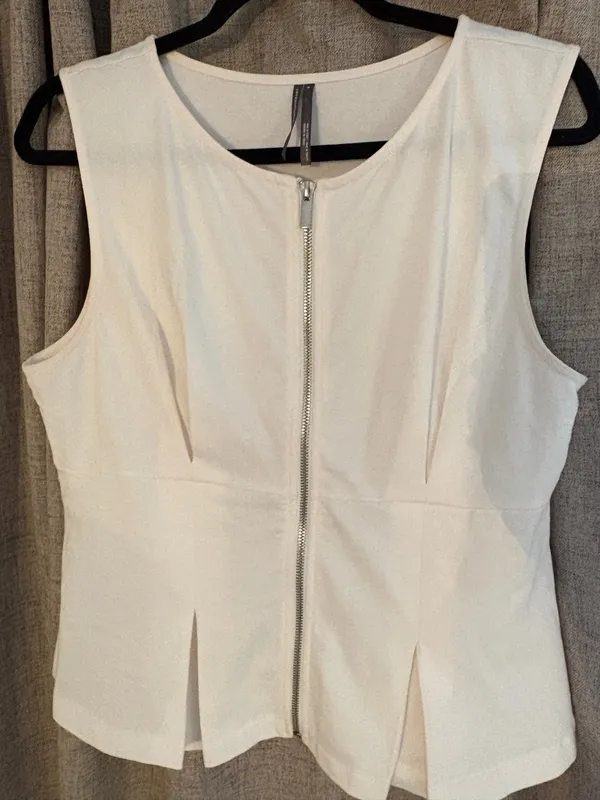Classic and flattering Pilcro by Anthropologie sleeveless zip-front peplum top - Image 2
