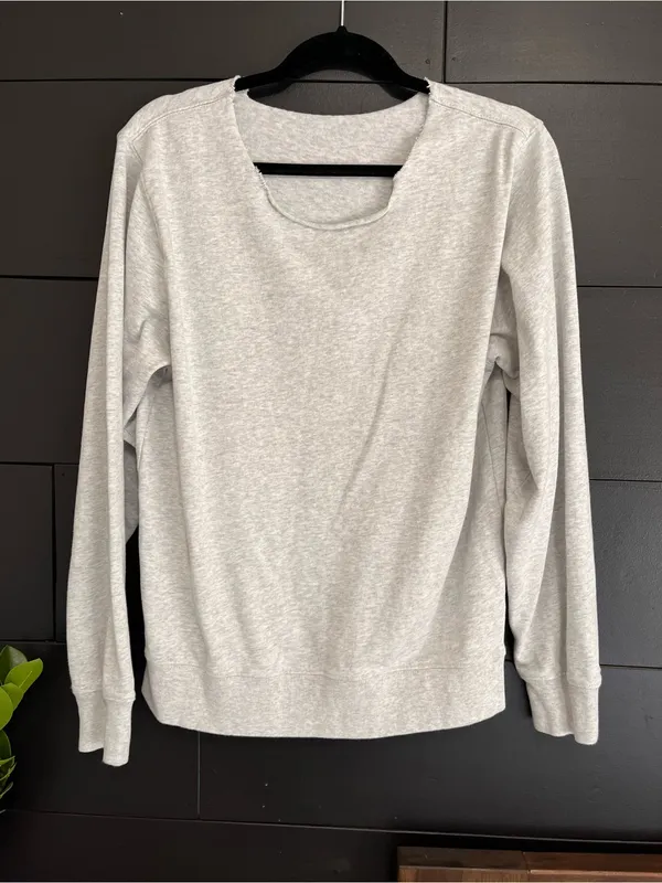 BRANDY MELVILLE Off Shoulder Pullover Gray Sweatshirt Women’s One Size EUC - Image 2