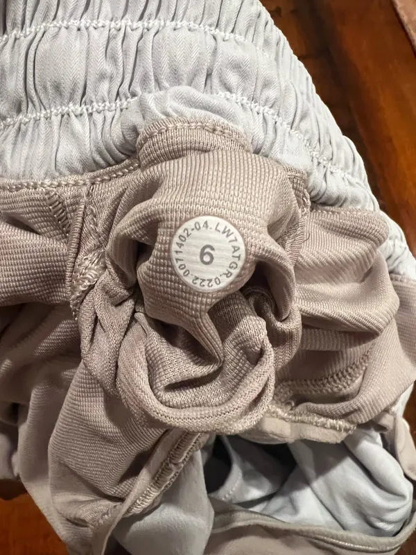 Lululemon Hotty Hot Shorts 2.5" Low-Rise - Image 3