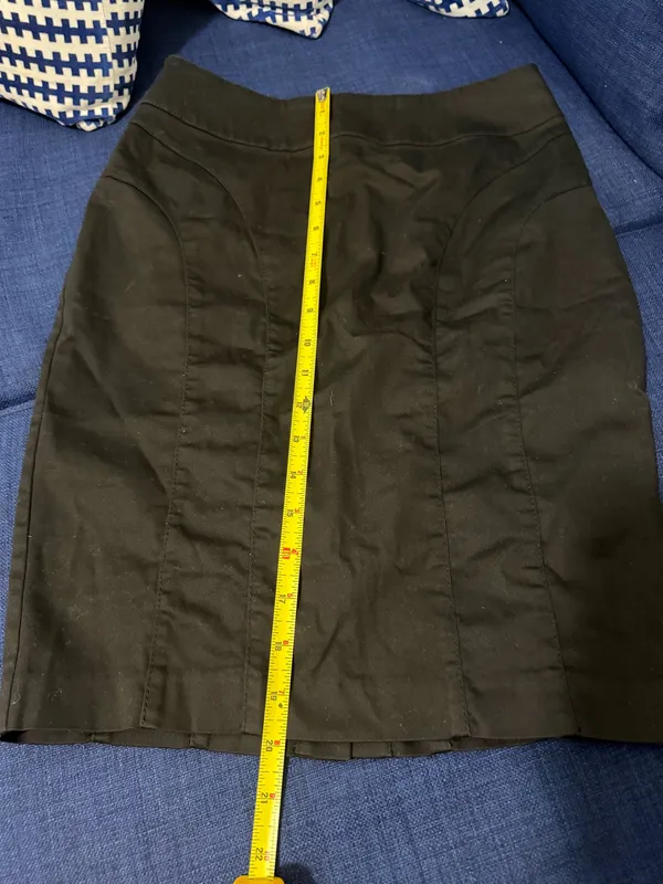 H&M Black midi skirt with stretchy waistband. Size US6 #skirt - Image 2