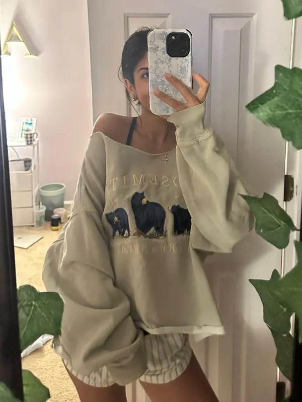 Brandy Melville Sweatshirt - Image 4