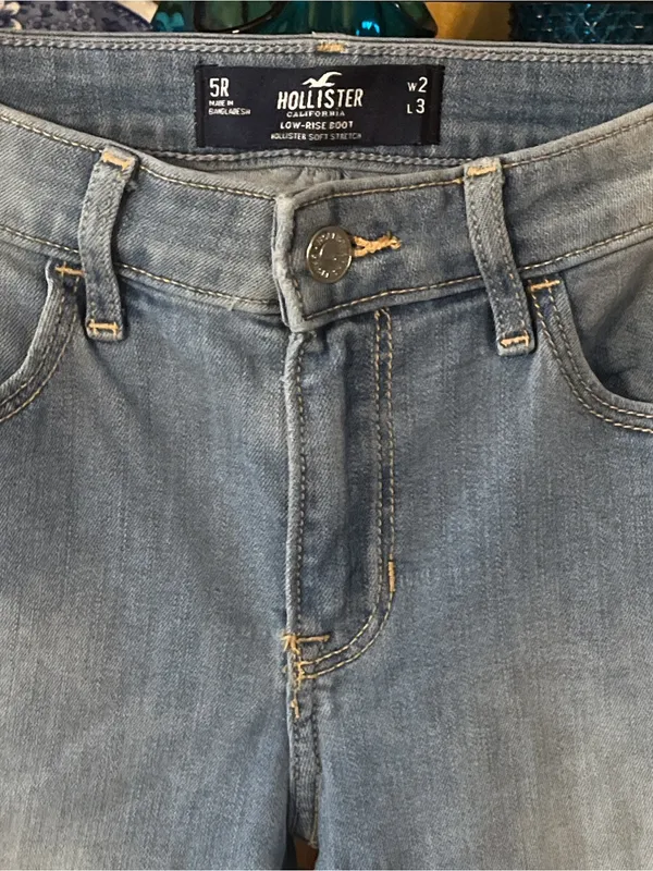 Hollister Low Rise Boot Cut Jeans Size 5R - Image 4