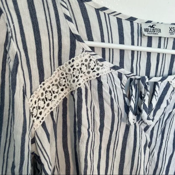 Hollister Women's Size XS Cropped Top Long Sleeve Keyhole White Blue Gray Stripe - Image 7