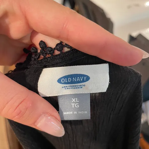 Black Old Navy beach cover up / one size/ has a small tear - Image 6