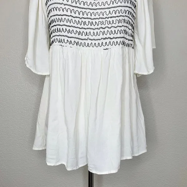 Doe & Rae Women’s Size Large Boho Embroidered Smocked Top, Sz Large - Image 3