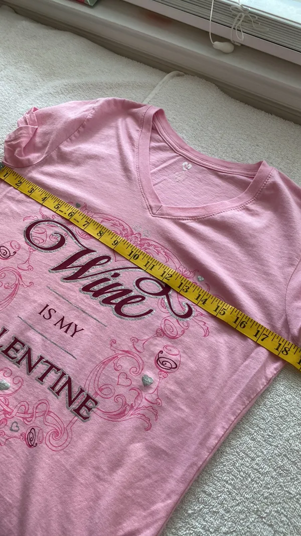 “Wine is my Valentine” T-shirt short sleeve V-neckline hearts/glasses Sz medium - Image 5