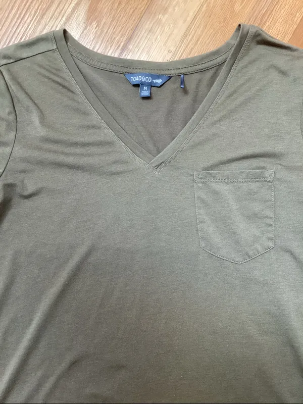 Toad & Co Swiftly Pocket Tee V-neck Size medium - Image 3