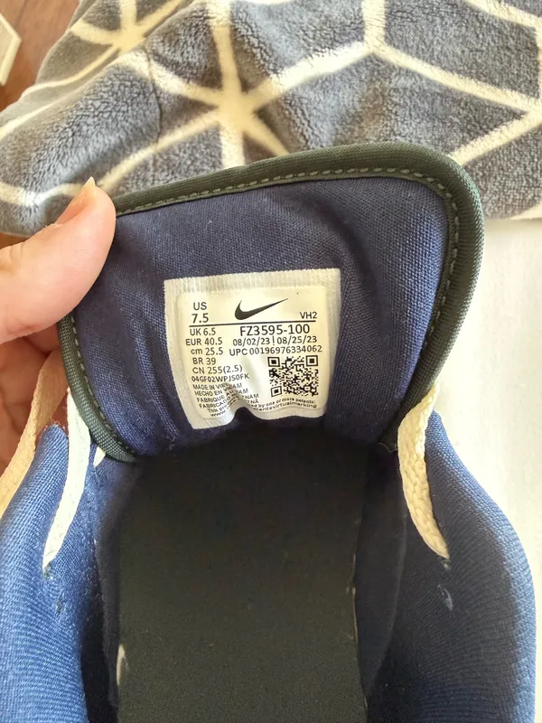 Nike Low-Top Sneakers - Image 6