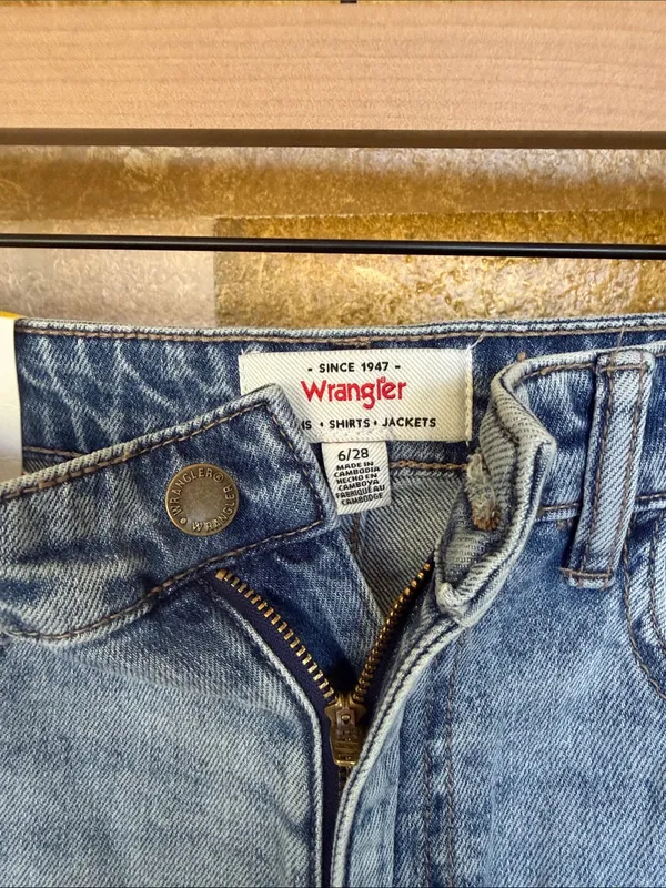 NEW Wrangler Women’s High Rise Rolled Hem Light Blue Denim Jorts/Shorts, Size 6 - Image 11