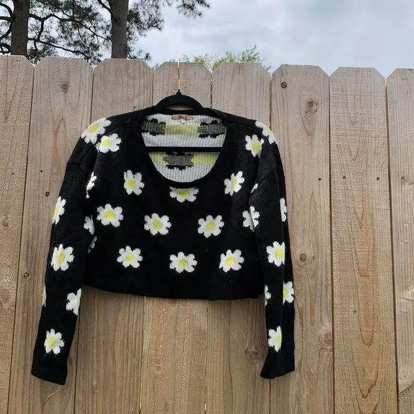 Cider Black & white flower cropped oversized sweater‎ size small - Image 2