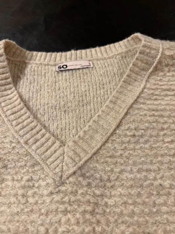 Ladies Small Soft Beige V Neck Sweater - Image 6