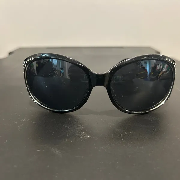Elegant Black Sunglasses - Image 2