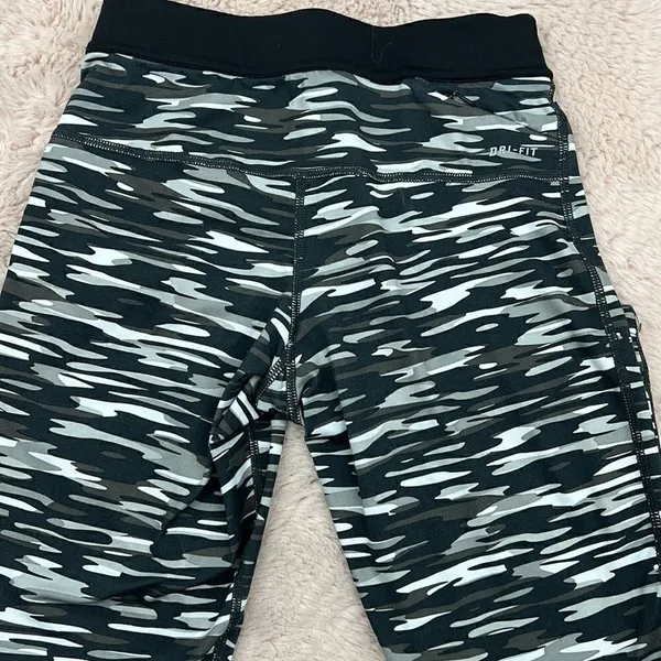 Nike dri fit women’s XS Capri length leggings - Image 3