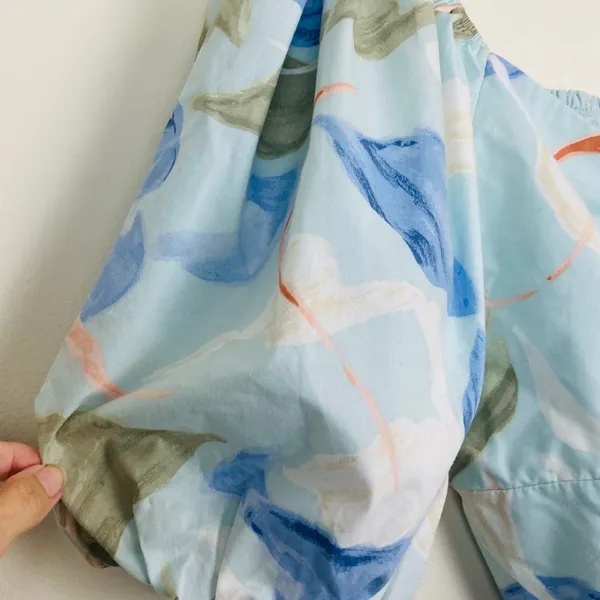 Abercrombie & Fitch pale blue abstract floral puff sleeve o-ring crop top. XL - Image 3
