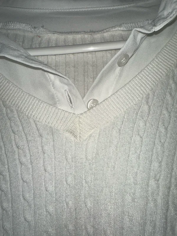 White collar sweater Size L - Image 3