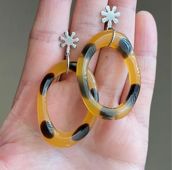 Handmade unique boho vintage funky style tortoiseshell hoop & flower dangle earrings🌼 - Image 5
