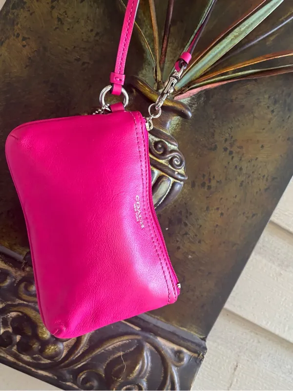 COACH Hot Pink Leather Wristlet Clutch - Image 4