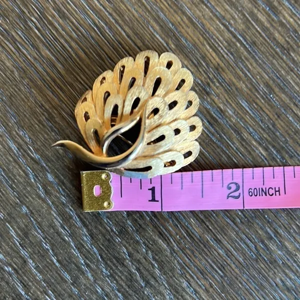 Vintage JJ Jonette abstract peacock gold tone metal brooch lucky charm - Image 7