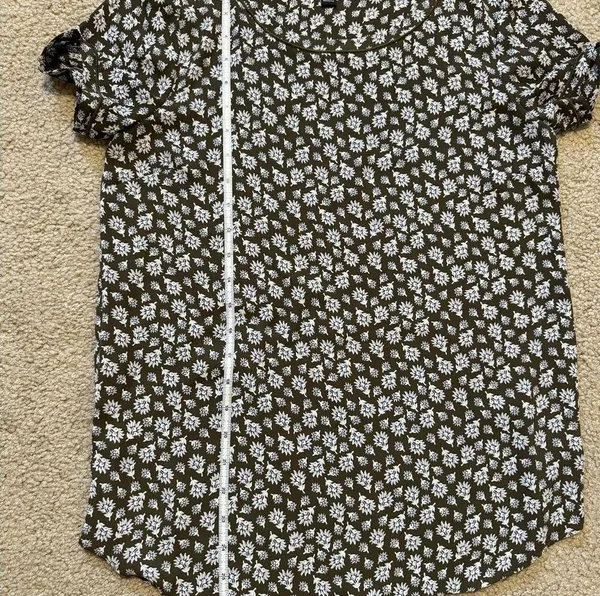 Ann Taylor olive floral drapey short sleeve shirt, size XS - Image 5