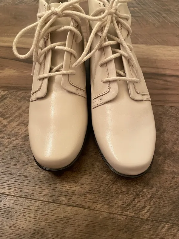 St. John’s Bay Womens Size 5M Winter White Leather Lace Up Ankle Booties Shoes - Image 4